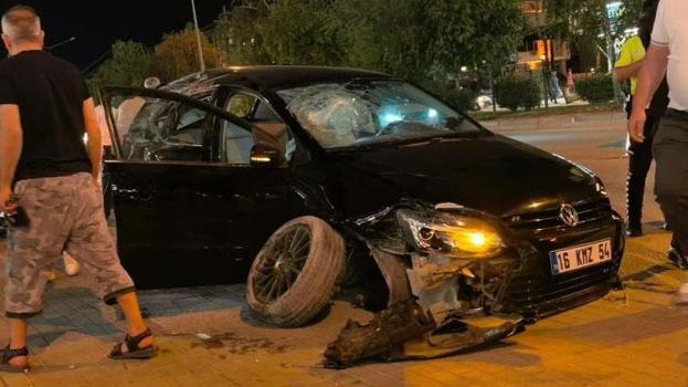 Kontrolden çıkan araç park halindeki 2 araca çarptı