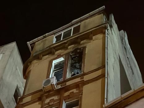 Beyoğlu'nda maç çıkışı alevler sardı: Havai fişek daireyi yaktı