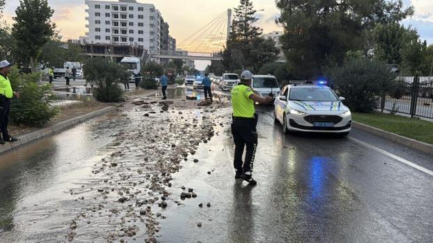 Patlayan su hattı yolu çökertti! Otomobil çukura düştü