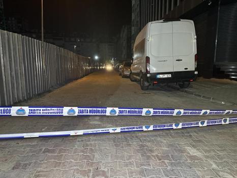 Sultangazi'de korkulu gece: Toprak kaydı, sokak kapatıldı