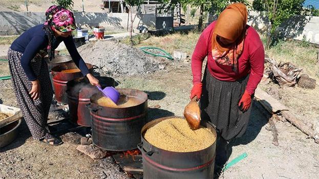 Erzincan'da dev kazanlar kuruldu, kokusu bütün köyü sardı! 3 saat boyunca kaynattılar