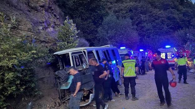 Tarım işçilerini taşıyan minibüs kaza yaptı 1 kişi hayatını kaybetti, 8 yaralı var