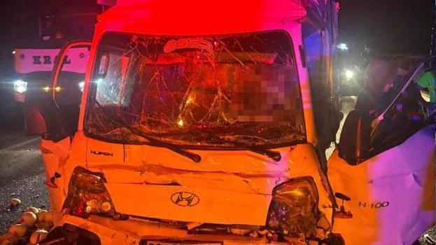 Yolcu otobüsü ile kamyonet çarpıştı 1 kişi hayatını kaybetti