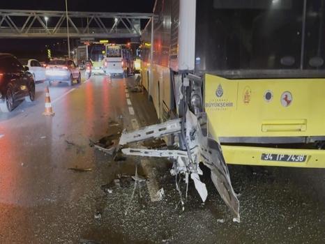 Büyükçekmece'de kanlı gece: Önce İETT otobüsüne sonra bir arabaya çaptı! 1'i ağır 3 yaralı