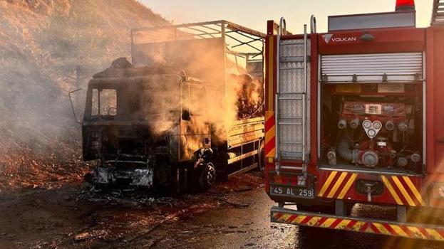 Kula'da seyir halindeki tır alevlere teslim oldu