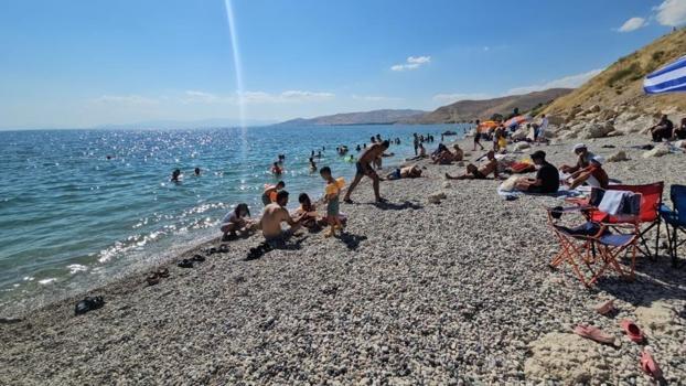 Adilcevaz sahili Antalya'yı andırıyor: Tıklım tıklım doldu