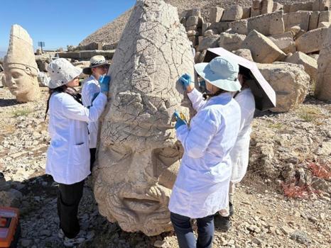 Nemrut'un dev heykellerine nanoteknolojik çözeltili koruma: 5 yıl sürecek