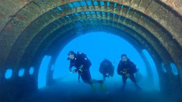Denizin altındaki dev 10 yaşında: Kuşadası'ndaki batık uçak dalış tutkunlarını büyülüyor