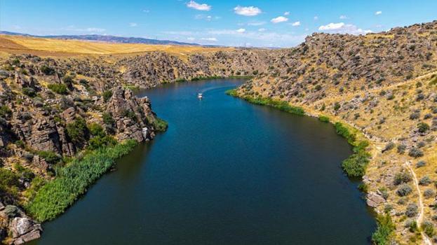 Türkiye'nin en uzun nehri Kızılırmak hareketlendi: Valilik uyarmıştı, barajlardaki su bırakılınca seviye yükseldi