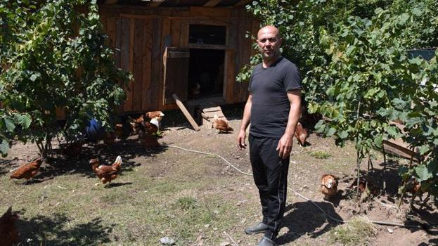 Dükkanını kapatıp köyüne döndü, hobi olarak başladığı tavukçulukta müşterilere yetişemiyor