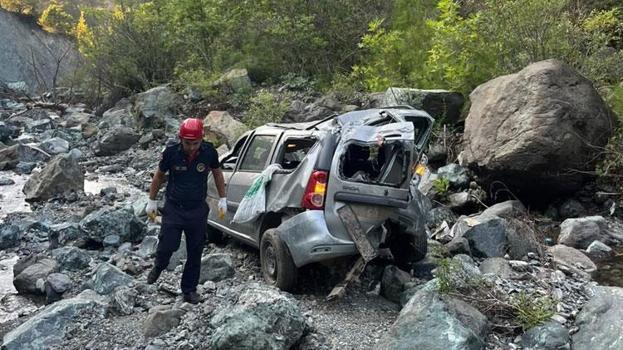 Kontrolden çıkan otomobil, 50 metre yükseklikten dere yatağına düştü