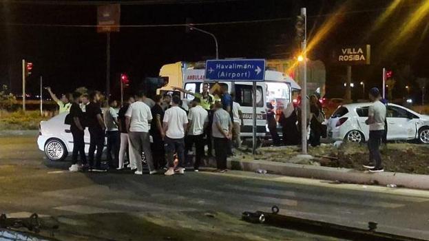 Kontrolden çıkan otomobil, alt geçidin koruma demirlerini yıkarak direğe çarptı