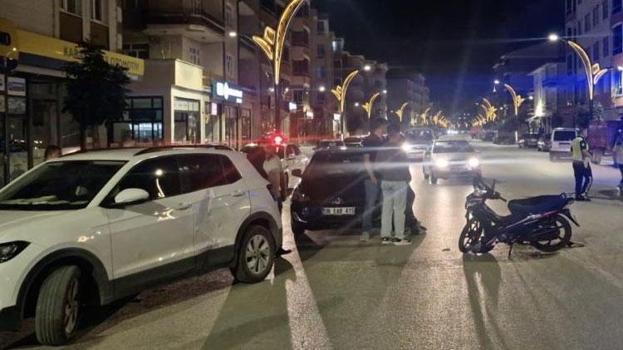 Manevra yapan otomobile çarpan motosiklet sürücüsü yaralandı