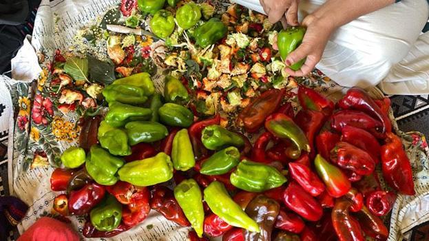 Yaz mevsiminin sonları yaklaşıyor Ağrı'da kış hazırlıkları başladı: Kapya biberler ipe diziliyor
