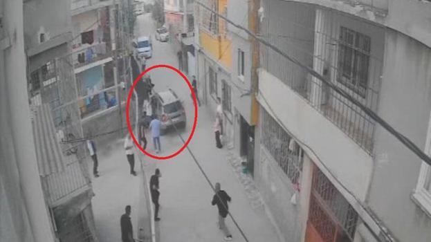 İki aile arasında çıkan kavgada otomobilini kalabalığın üzerine sürdü