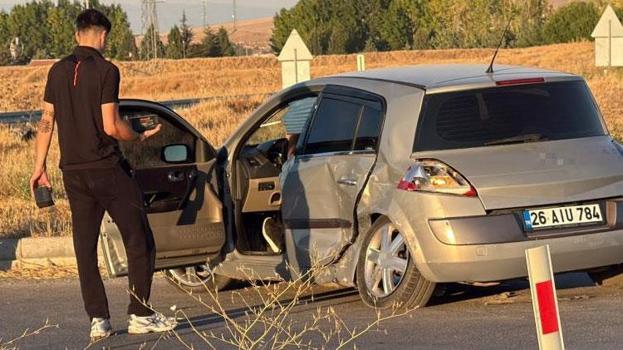 İki aracın kavşakta çarpıştığı kazada 3 kişi yaralandı