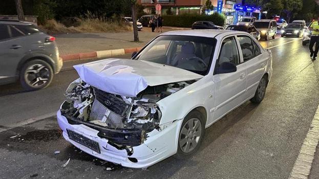Kırmızı ışıkta bekleyen otomobile bir başka otomobil çarptı