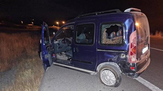 Motosiklet hafif ticari araca arkadan çarptı