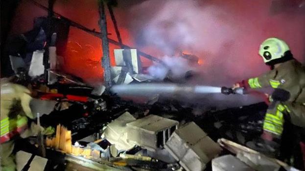 Dörtyol'da 2 katlı ahşap ev alevlere teslim oldu