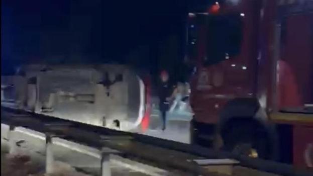 Düzce’de otomobil bariyerlere çarparak devrildi