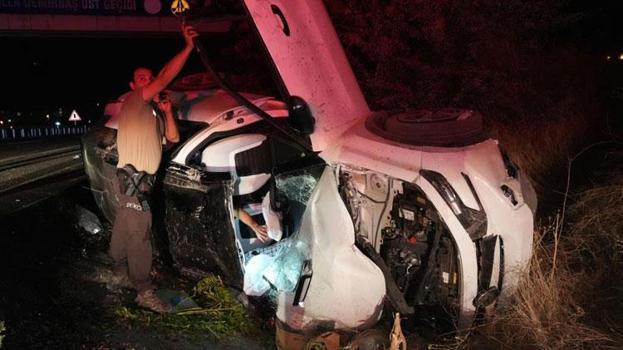 Takla atan otomobilin hurdaya döndüğü kazada 2 kişi yaralandı