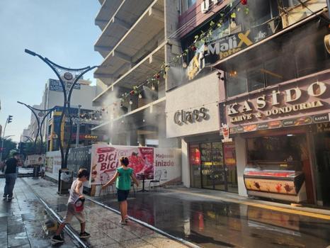 Esnaf kurdu, çocuklar sevindi: Hatay'da kurulan sistem serinletiyor