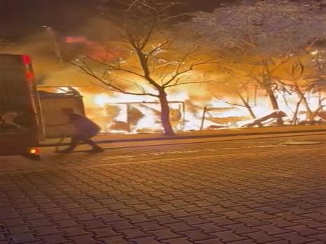 Avcılar'da yangın TIR parkında çıktı: 5 araç kül oldu