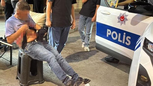 2 şahıs tarafından bıçaklandı polislere bağırıp yol ortasında soyundu