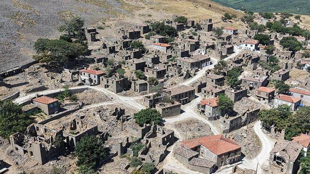 Gökçeada'da zamanın durduğu köy: 250 yıllık hayalet Dereköy havadan görüntülendi
