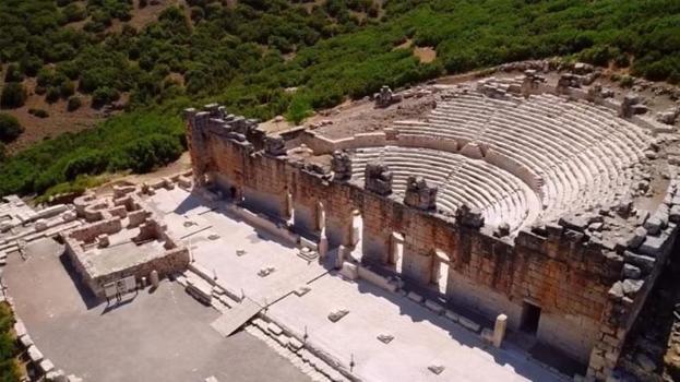 1950 yıllık hazine gün yüzüne çıktı: Roma İmparatoru Hadrianus ve eşi İmparatoriçe Sabina heykeli yeniden ayağa kaldırıldı