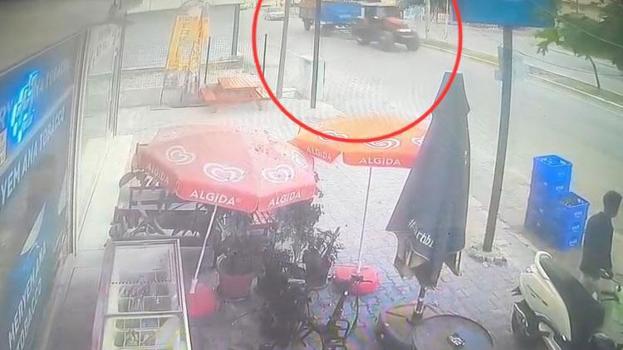 Traktörden ayrılan römork 2 kişiye çarptı; kaza anı kamerada