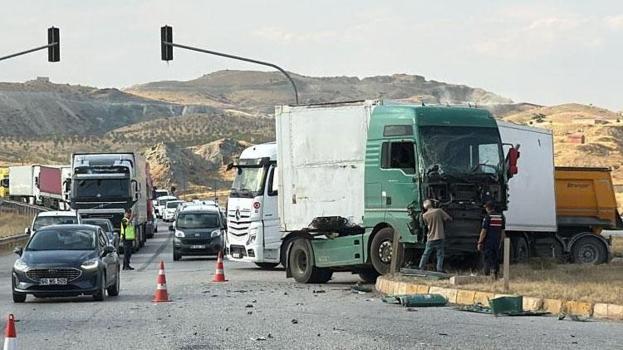 Yolcu otobüsü ve iki tır kavşakta çarpıştı