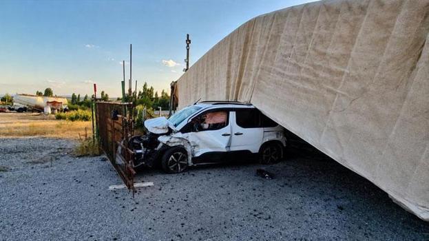 Kontrolden çıkan tır hafif ticari aracın üzerine devrildi