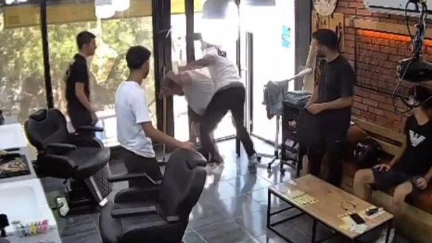 Bıçakla berber dükkanına girdi, hayatının dayağını yedi