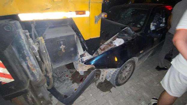 Otomobil park halindeki vince arkadan çarptı