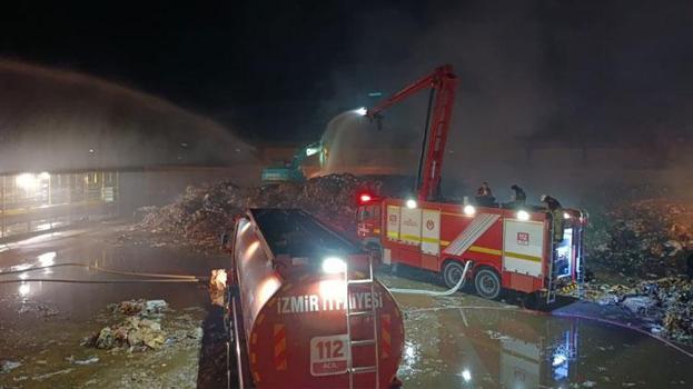 Tire'de kağıt fabrikasının deposunda yangın çıktı