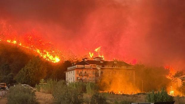 Fethiye alev alev! Orman yangını evleri tehdit ediyor