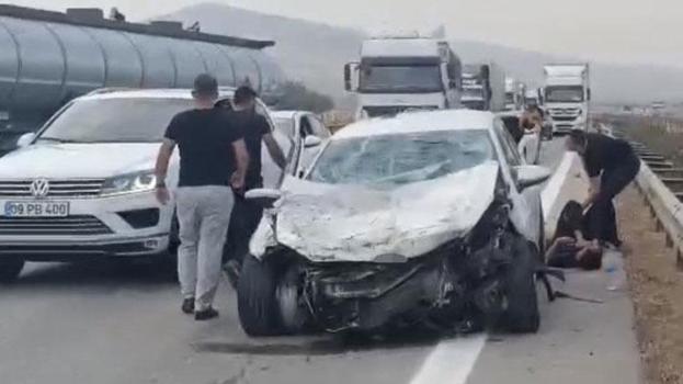 Kontrolden çıkan otomobil önündeki tıra ve bariyerlere çarptı