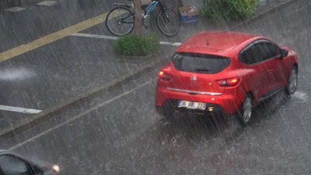 Sağanak ve dolu şehirde etkili oldu cadde ve sokaklar göle döndü