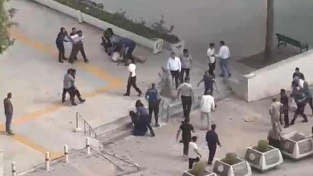 Adliye önündeki tekmeli yumruklu kavga kameraya yansıdı