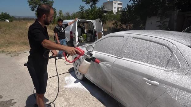 İyilik olsun diye araç yıkıyor: Yaşlı bir adamın sorduğu soru hayatını değiştirdi