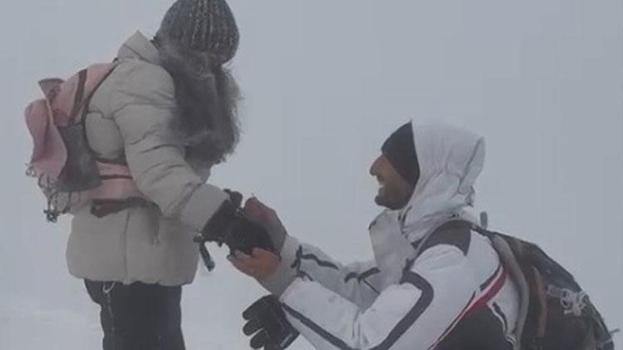 Ağrı Dağı zirvesinde Ermeni gençlerden evlilik teklifi
