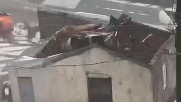 Fırtına Çıldır’da etkili oldu 28 yapı hasar gördü