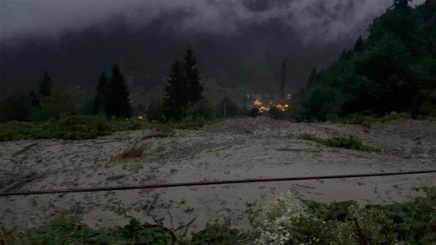 Trabzon’da aşırı yağış dereyi taşırdı, yol ulaşıma kapandı