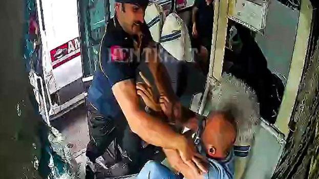 Ambulans ve özel halk otobüsü şoförlerinin yol verme kavgası kamerada