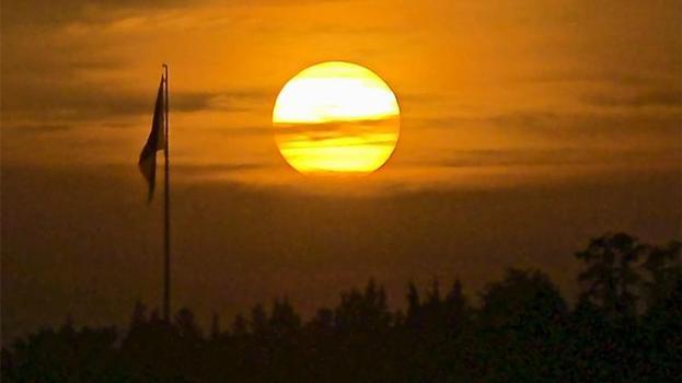 Edirne'nin büyüleyici gün batımı: Türk Bayrağı ile birleşen kızıl tonlar...