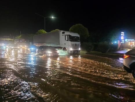 Ordu'da kuvvetli sağanak yağış ulaşımı felç etti