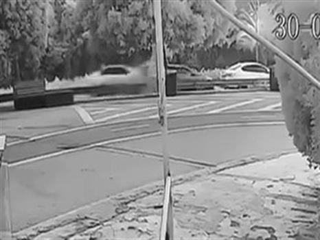 Kadıköy'de park halinde araçlara çarptı: Kameraya yansıdı