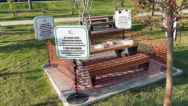 İskenderun’da çöp tepkisi: Kirli masa 7 günlük sergiye dönüştürüldü
