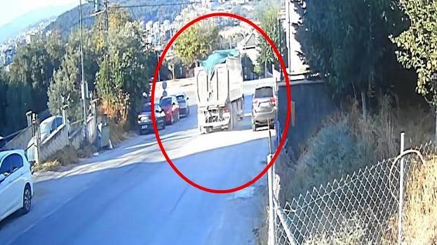 Şoförünün kontrolünü yitirdiği hafriyat kamyonu 2 otomobile çarparak evin bahçesine düştü